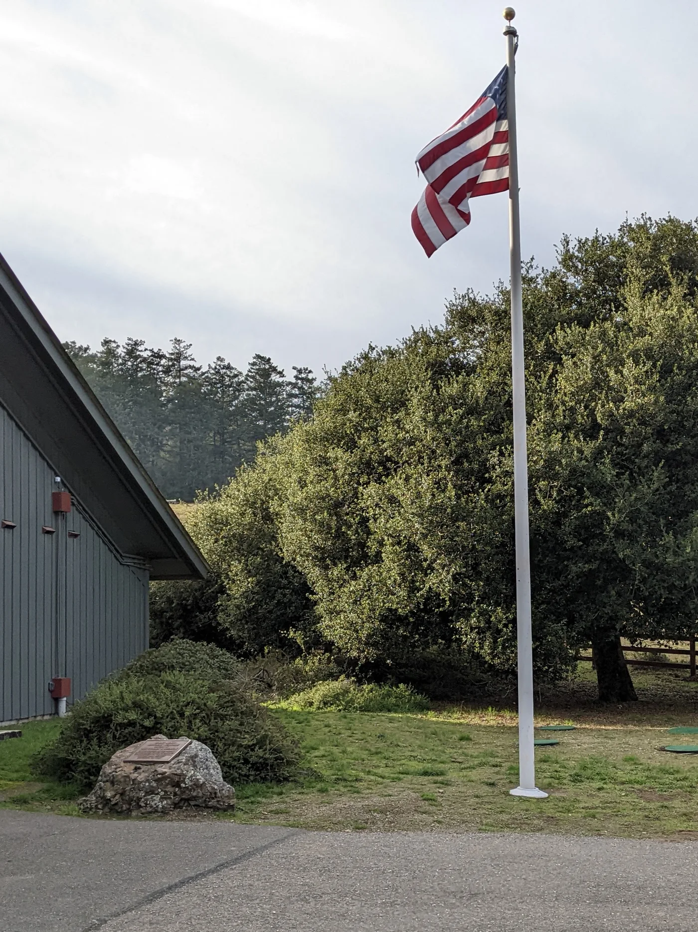 Point Reyes 的 Bear Valley 游客中心外墙、纪念牌与旗杆