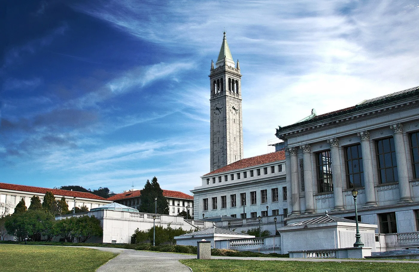 从 Memorial Glade 望向 UC Berkeley 的 Doe Library 与钟楼