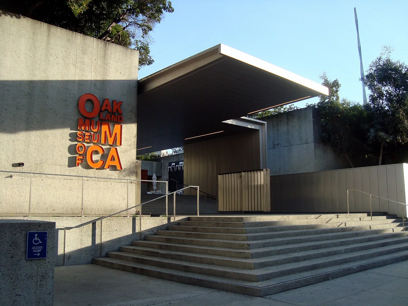 Oakland Museum of California 的户外入口、标识与台阶