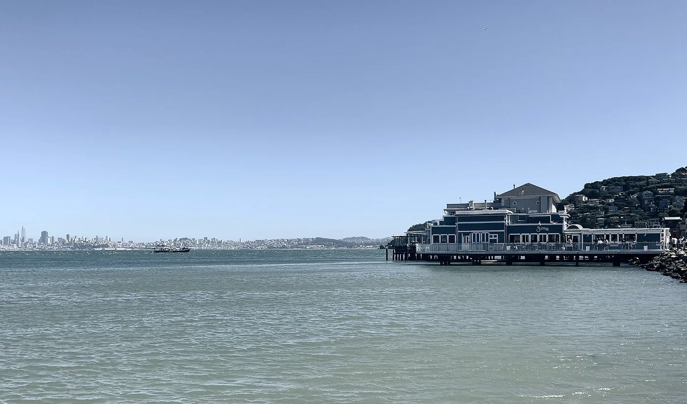 Sausalito 海滨建筑与远处 San Francisco 天际线