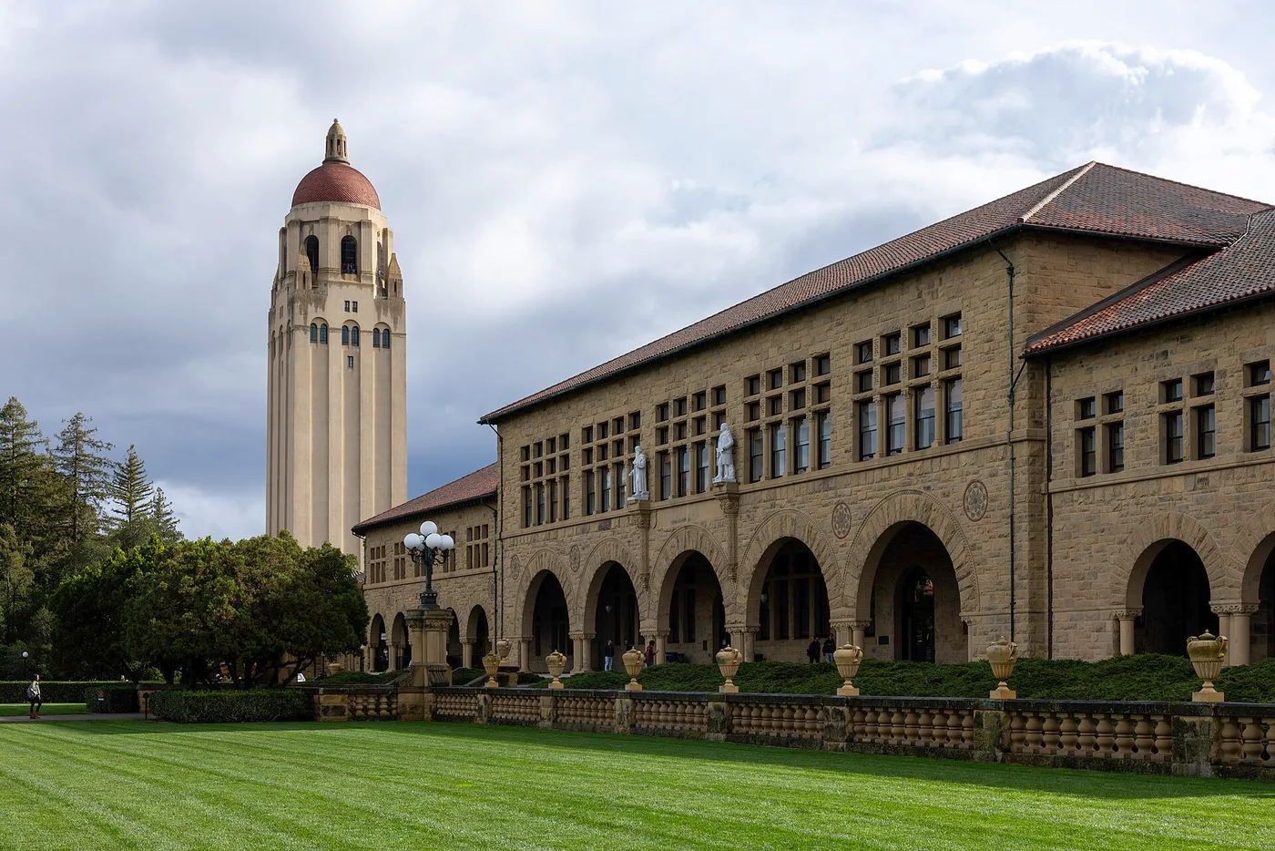 Stanford 校园拱廊建筑与后方 Hoover Tower