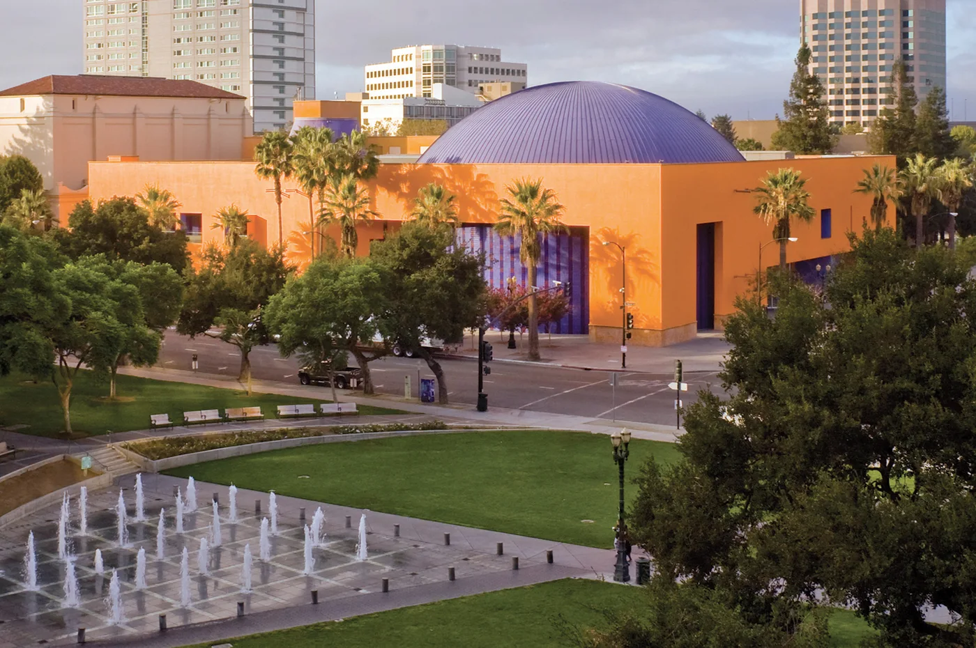 San Jose The Tech 的橙色与蓝色建筑及前方喷泉