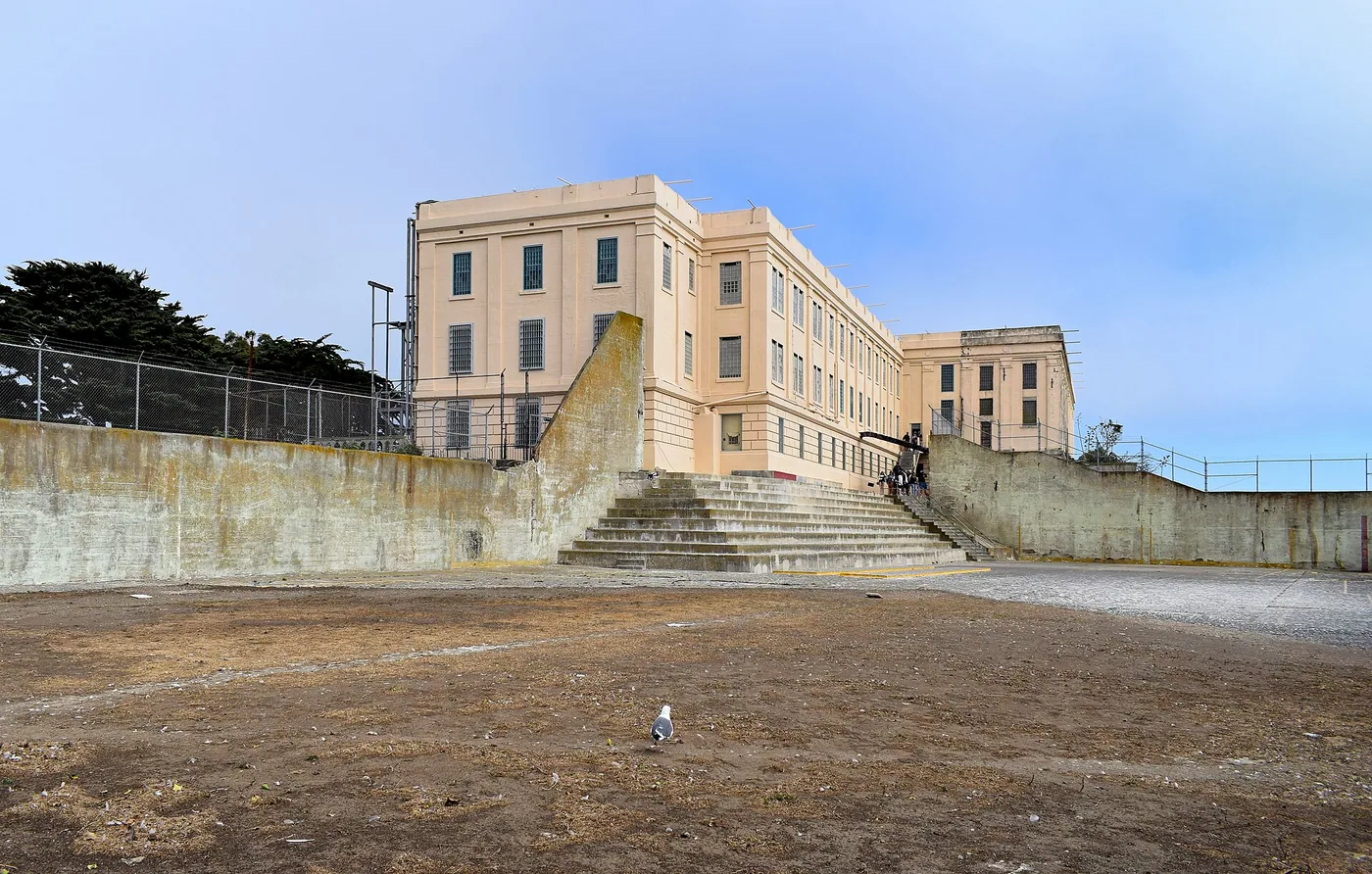 Alcatraz 旧监狱室外放风场、台阶与餐厅建筑