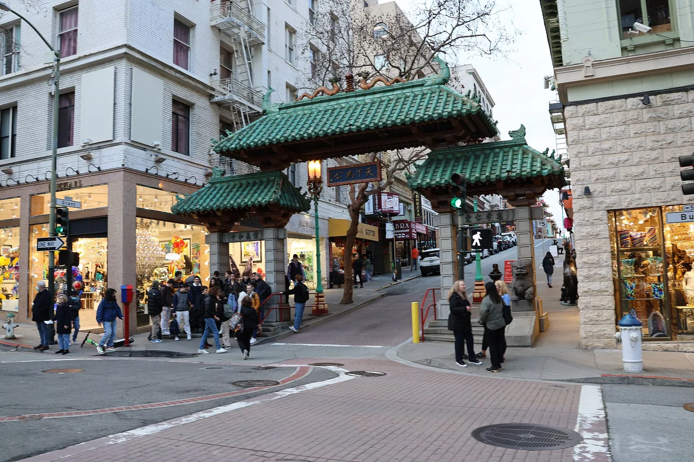 Grant Avenue 与 Bush Street 交会处的唐人街 Dragon Gate