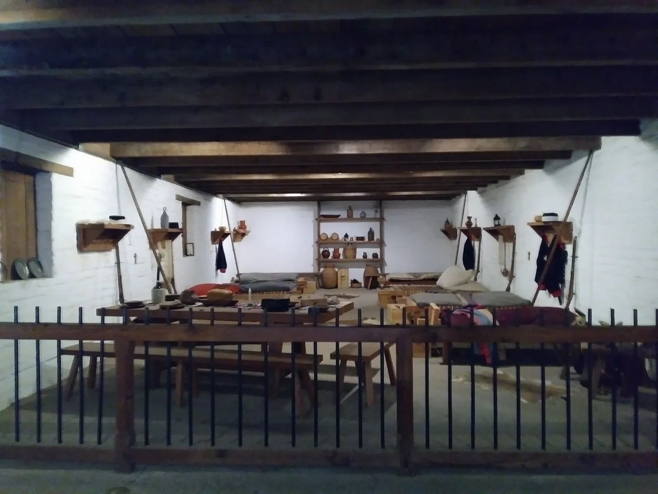 Sonoma Barracks 室内的木梁、床铺与历史陈设