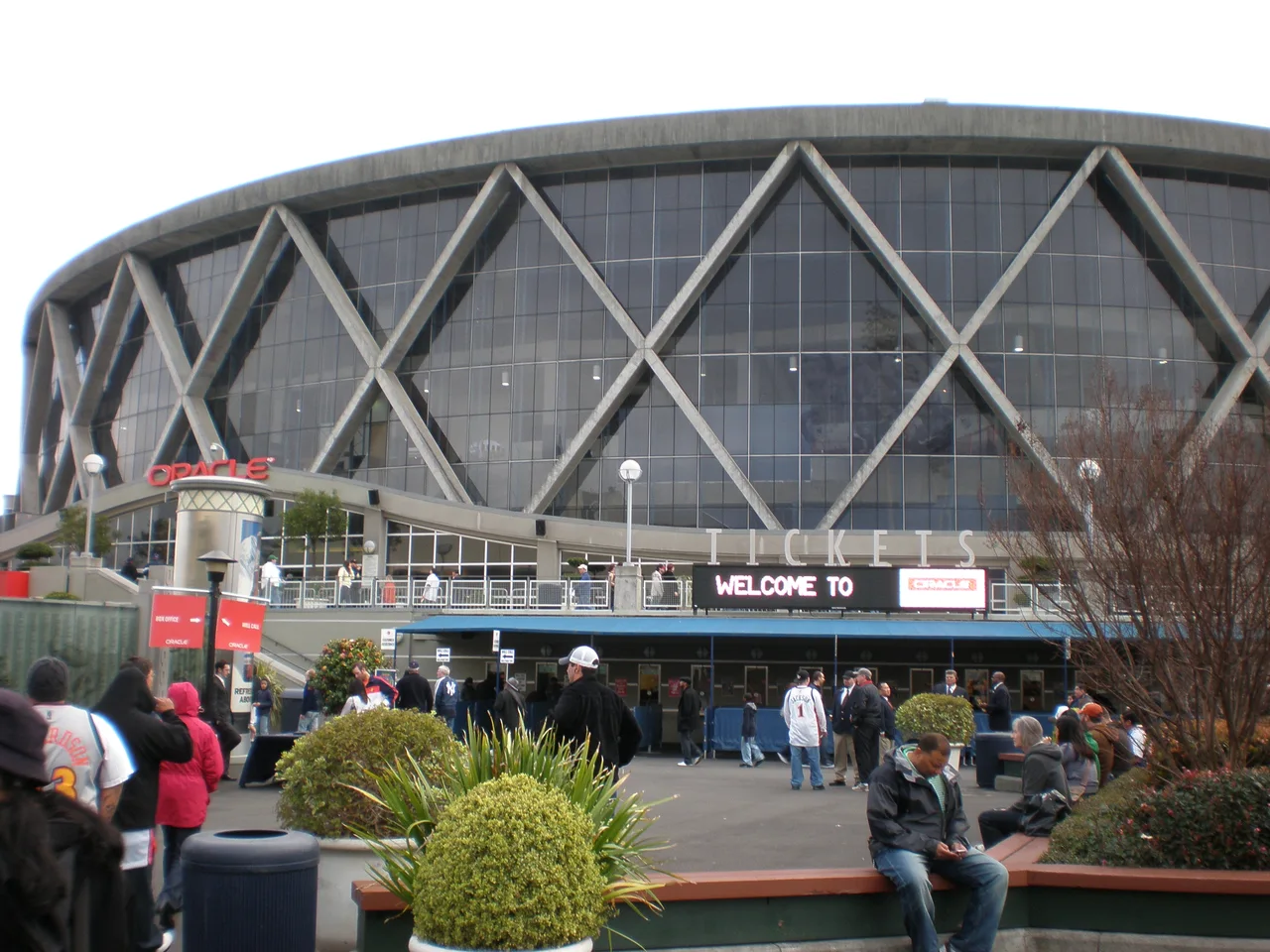 Oakland Arena 场馆外观，保留当年的 Oracle 标识