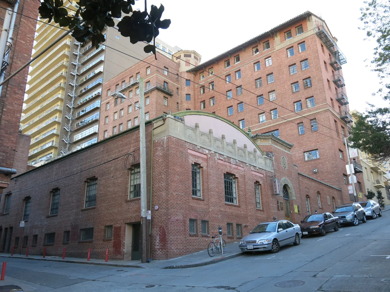旧金山华埠 Clay 街上的红砖老建筑，原 Chinatown YWCA，路边停着汽车