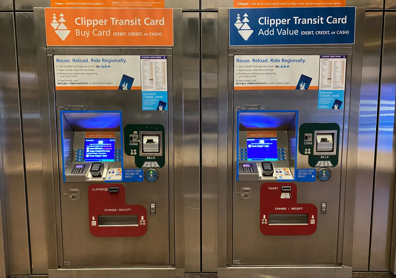 BART Embarcadero 站裡的兩臺 Clipper 機器，左邊橙色寫著 Buy Card，右邊藍色寫著 Add Value