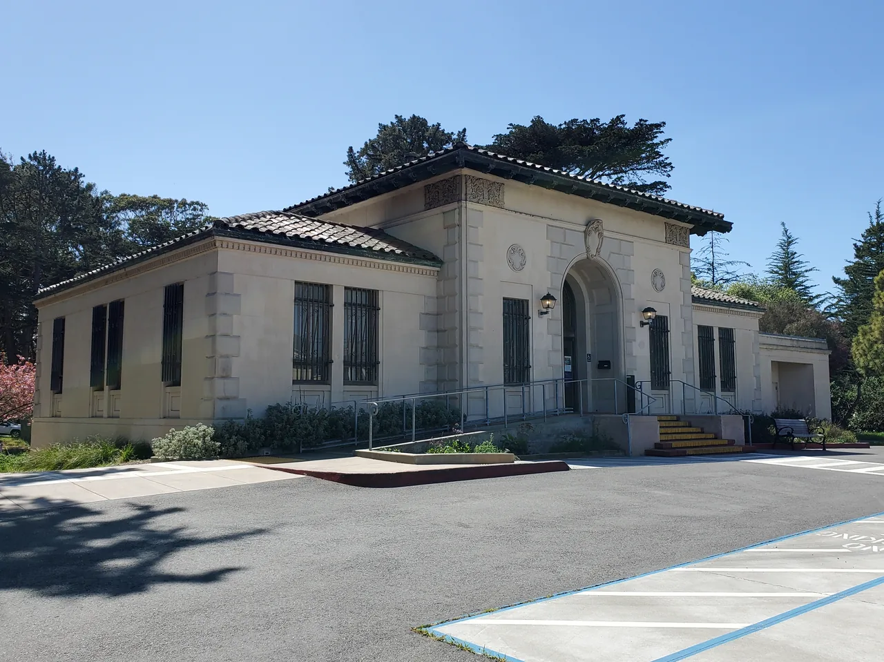 从侧前方看旧金山 Golden Gate Park Senior Center，入口旁有无障碍坡道和长椅