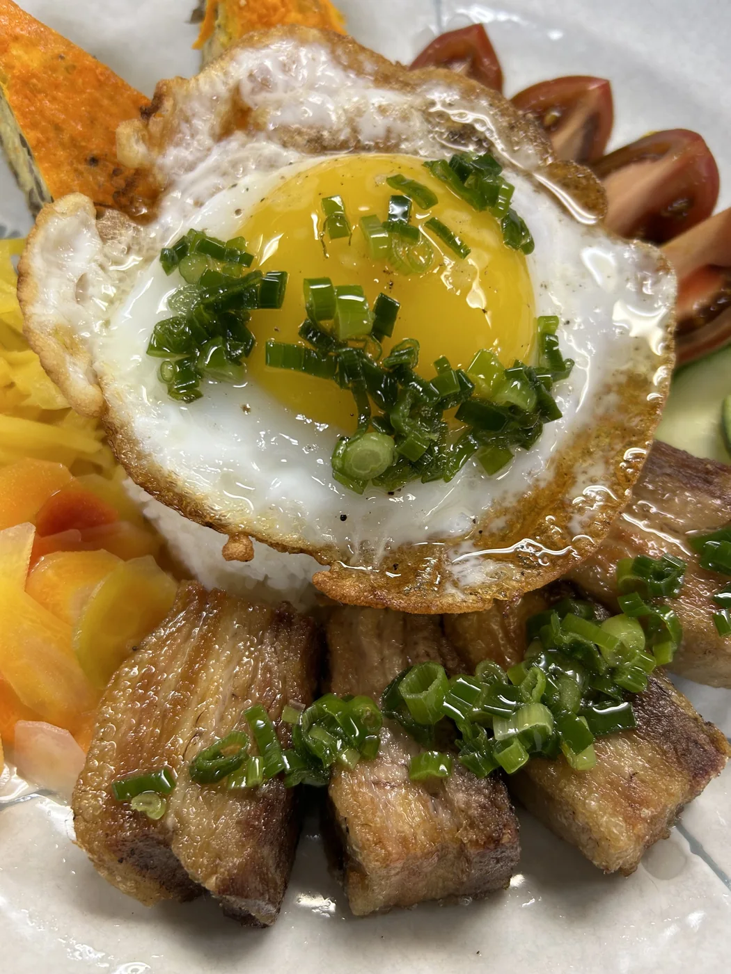 Broken Dreams 官網的煎蛋、豬肉與碎米飯菜品照片