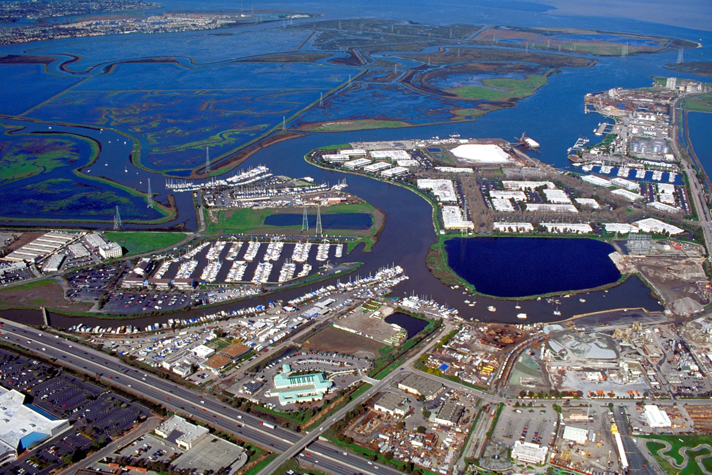 俯瞰 Redwood City 港口、Redwood Creek 与湾边湿地