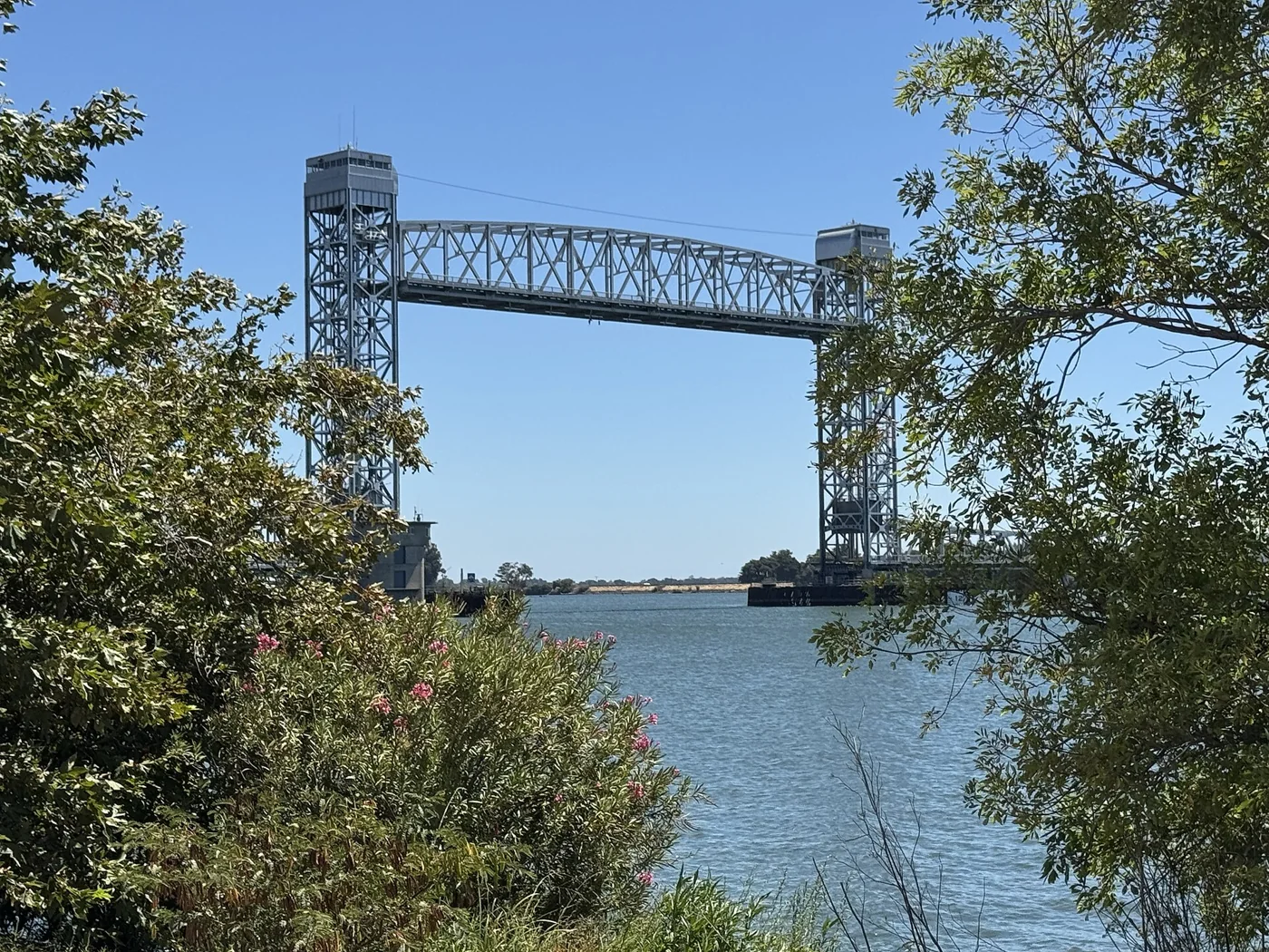從 Rio Vista 水岸步道眺望 Helen Madere Memorial Bridge