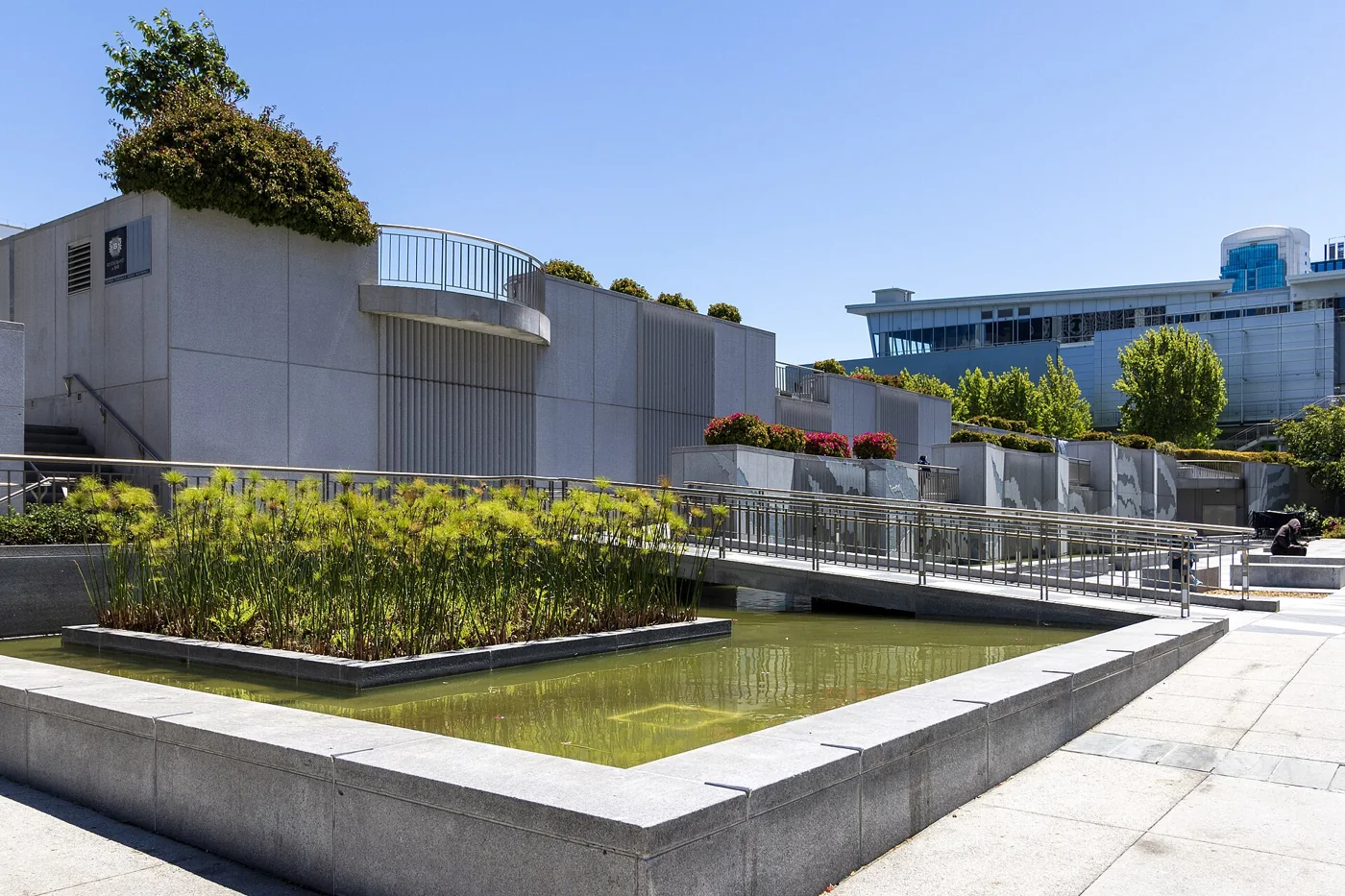 Yerba Buena Gardens 的水景、步道与城市建筑