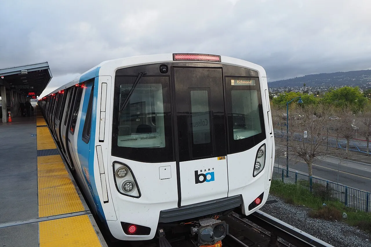 Coliseum 站台旁的 BART 新一代列车