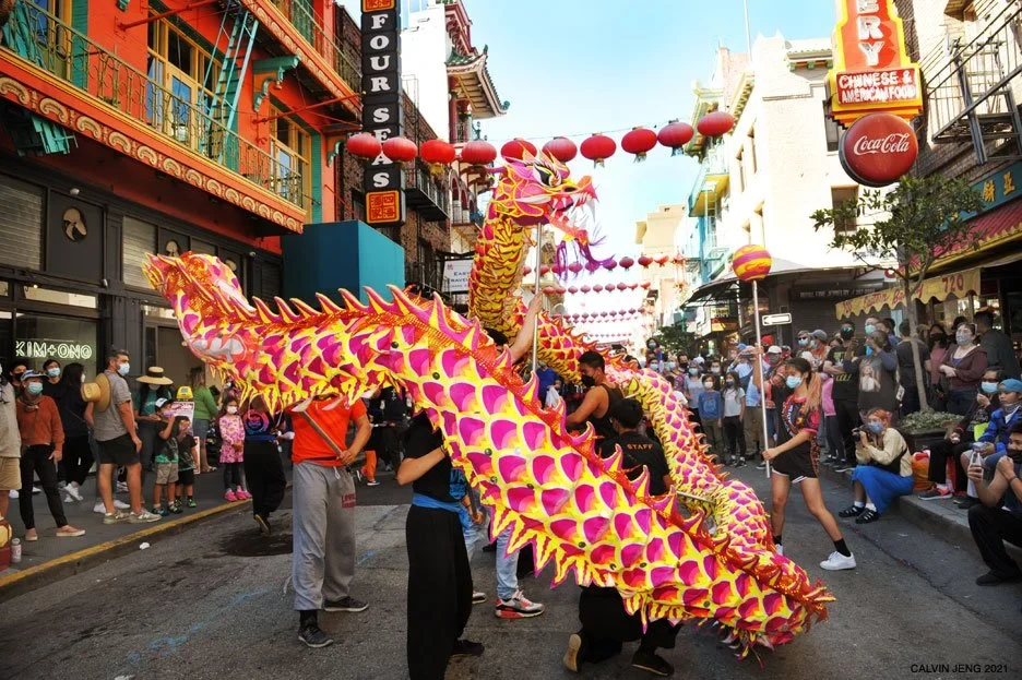 唐人街秋月节舞龙队穿过红灯笼下的 Grant Avenue