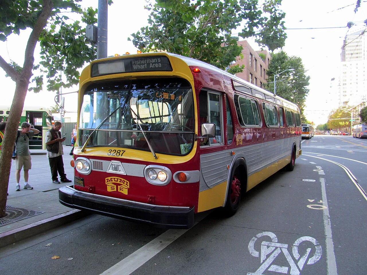 2017 Muni Heritage Weekend 展出的红银色 3287 号复古公交