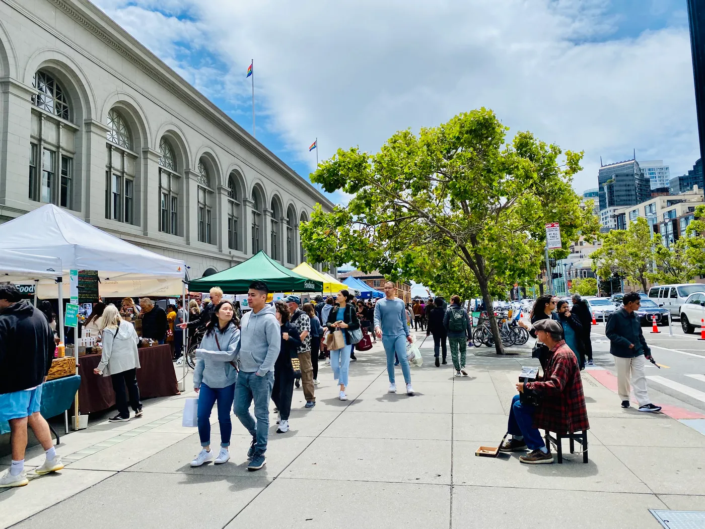 旧金山 Ferry Building 外的农夫市集摊位与行人