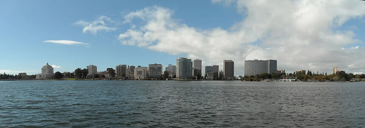 Lake Merritt 水面与 Oakland 城市天际线