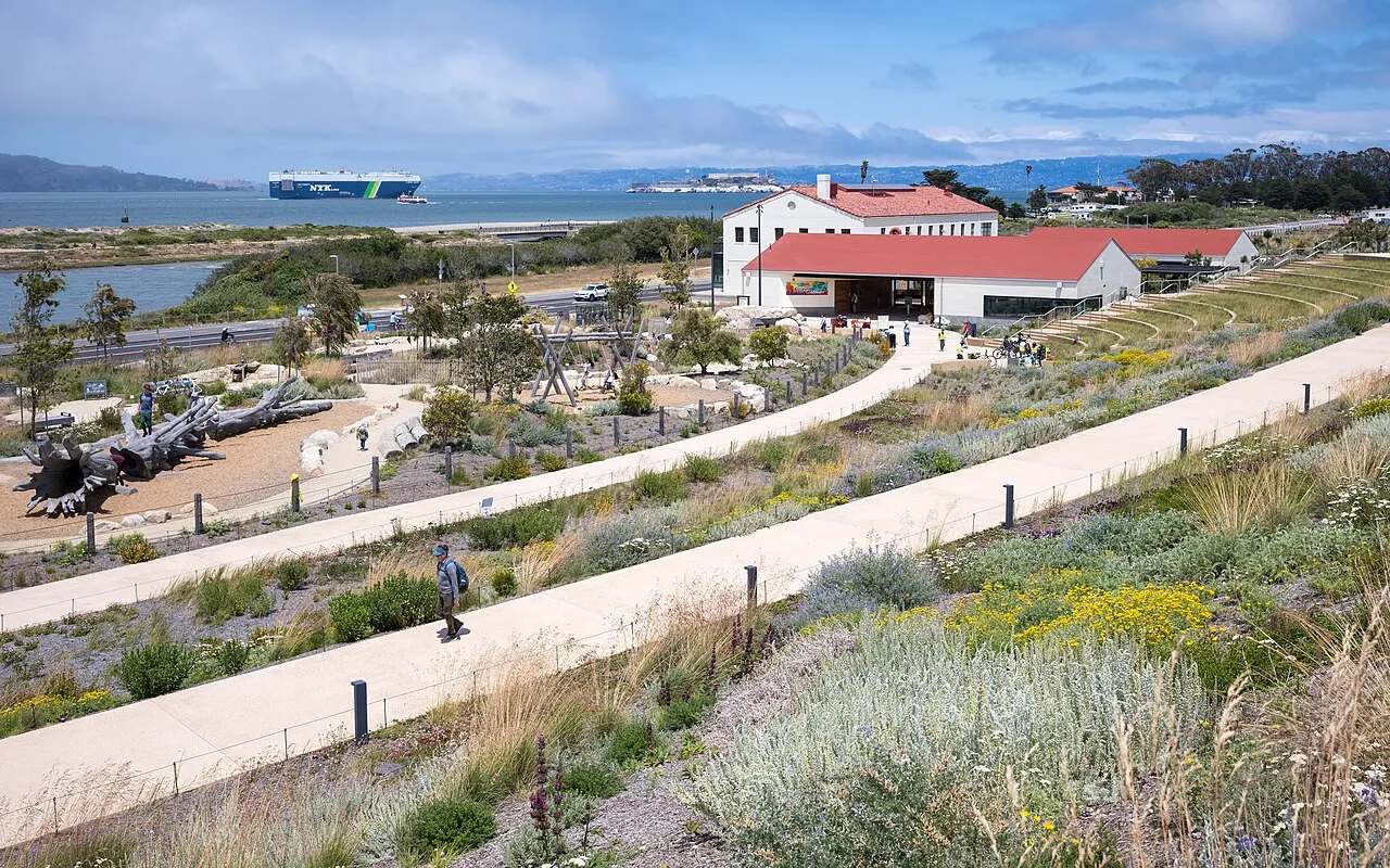 Presidio Tunnel Tops 的草坡、步道与远处海湾