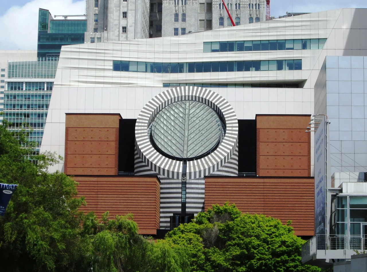 从 Yerba Buena Gardens 望向 SFMOMA 红砖和白色建筑