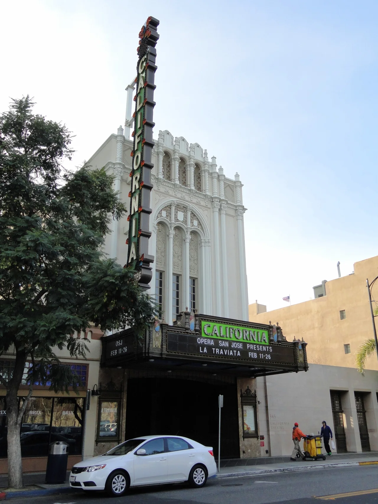 San Jose 的 California Theatre 临街外观与竖式招牌