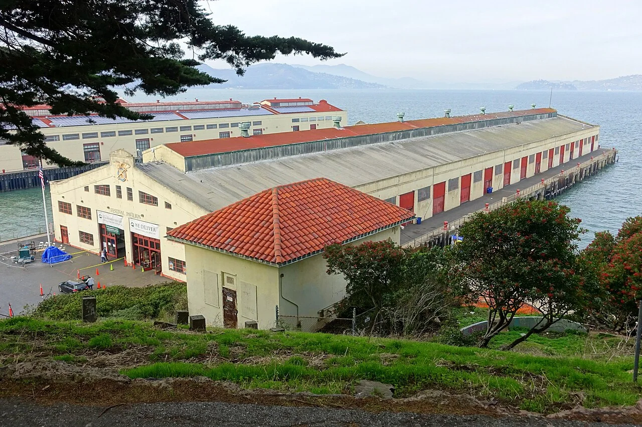 Fort Mason 的 Festival Pavilion 长形码头展馆与湾面