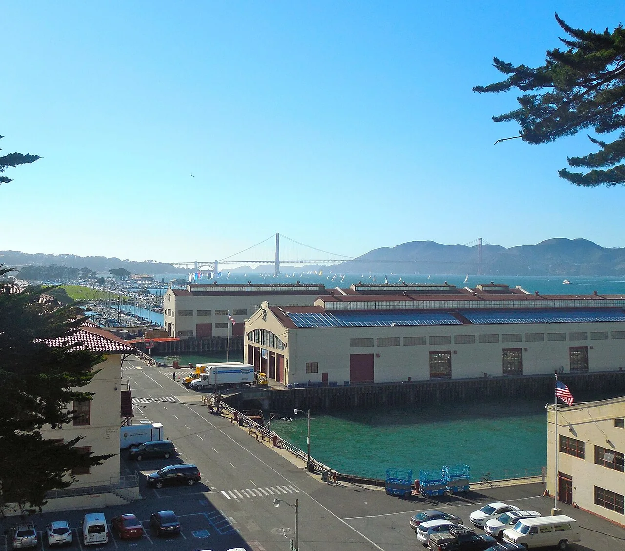 Fort Mason 的码头展馆、湾面与远处金门大桥