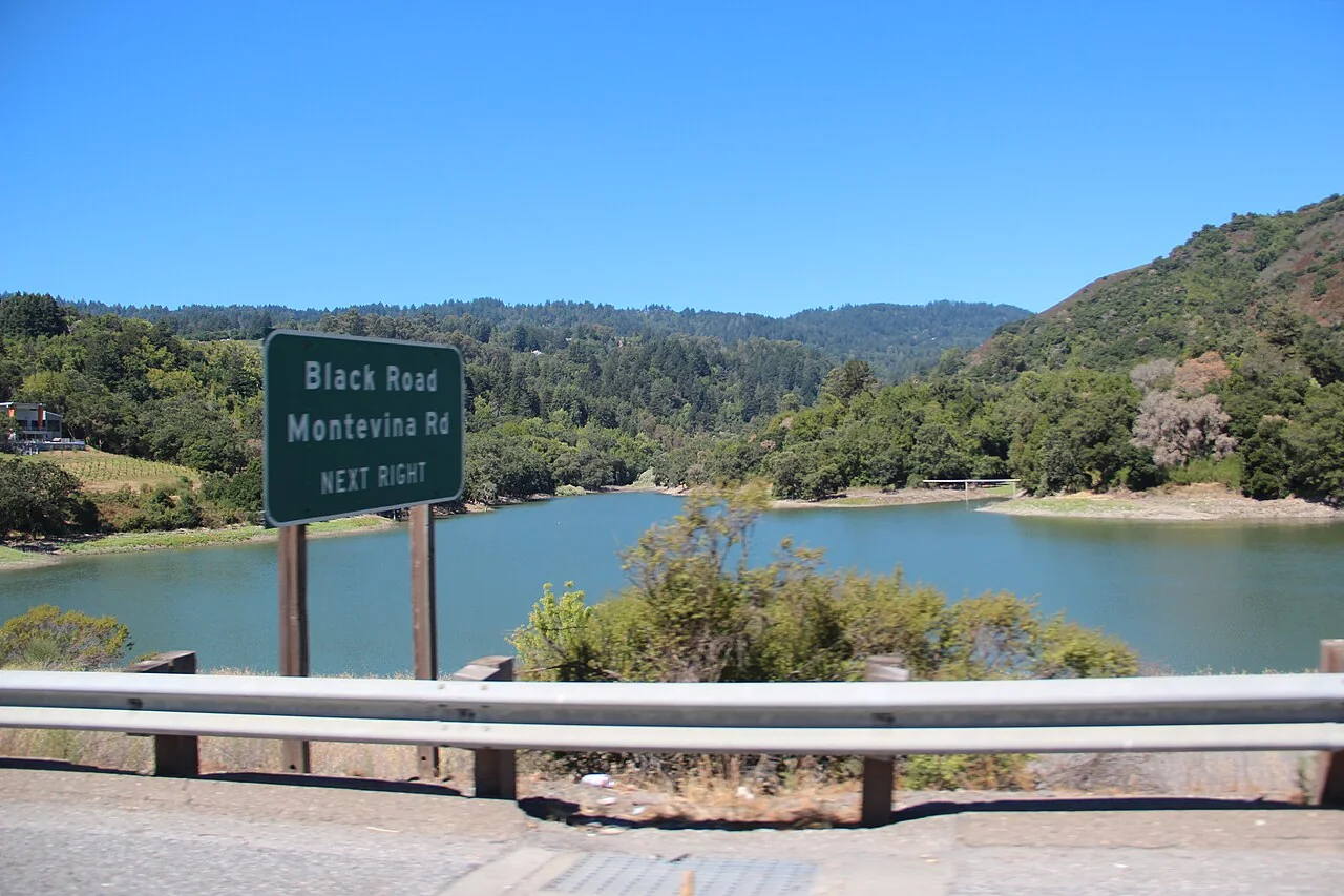 Lexington Reservoir 的水面、远山与前景路侧护栏