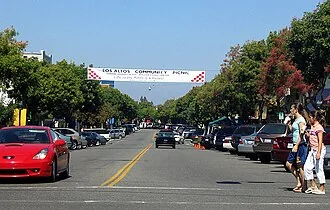 Los Altos 的 Main Street 店铺、街树与路边车辆