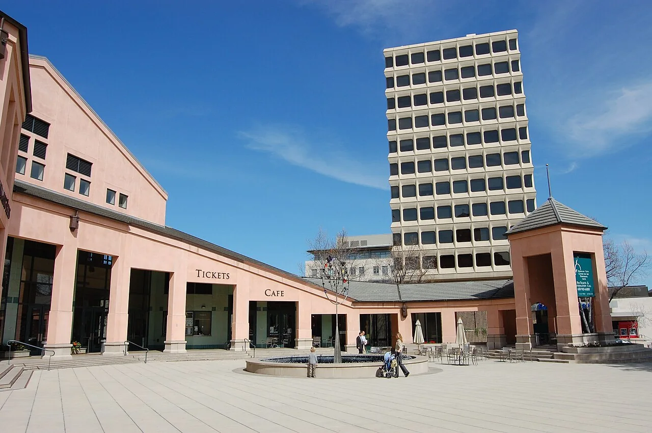 Mountain View Center for the Performing Arts 的入口广场与高塔