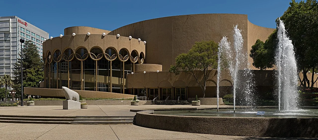 San Jose Center for the Performing Arts 的弧形外墙与喷泉