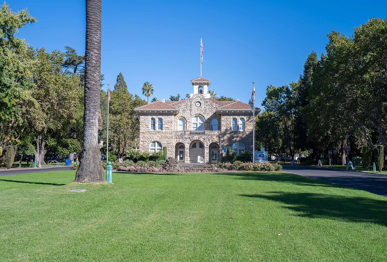 Sonoma Plaza 西侧草坪、树木与广场内的市政厅