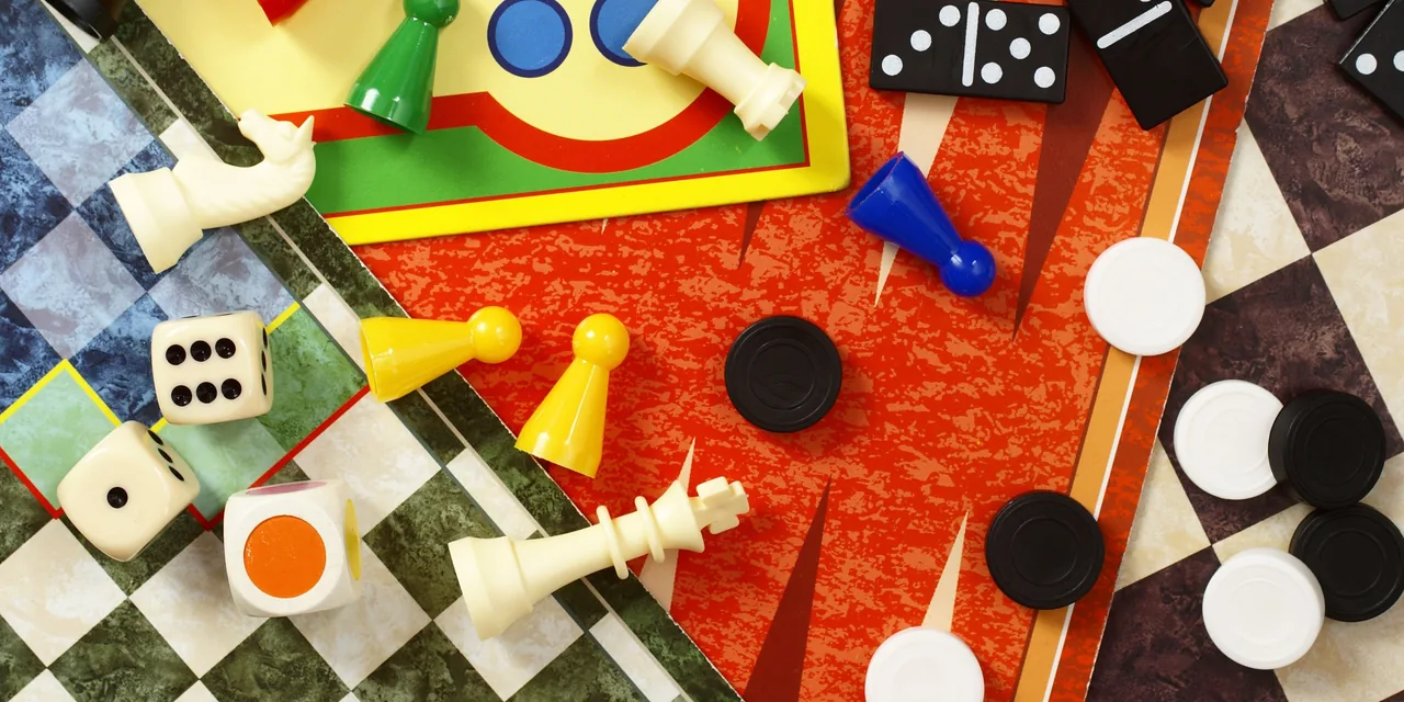 俯拍的棋盘、骰子和骨牌