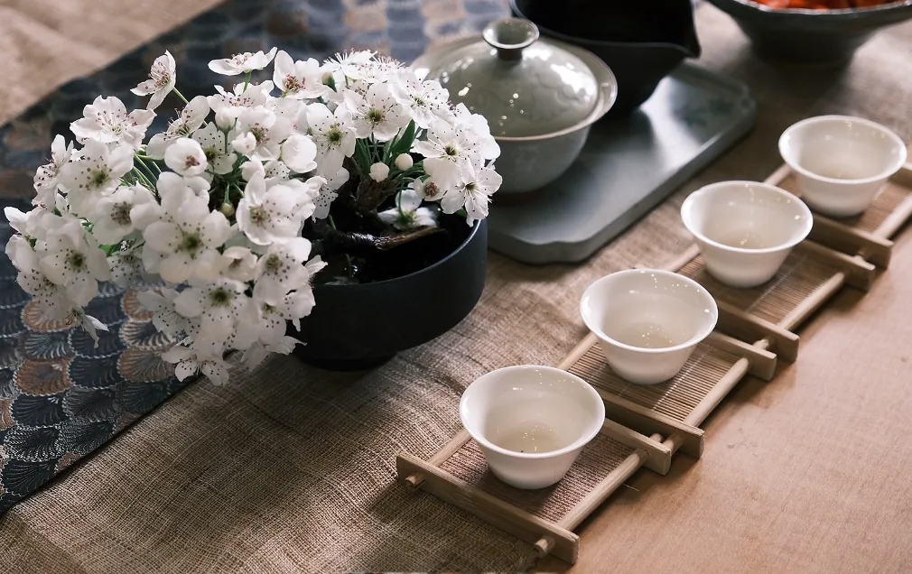 茶具和白花静物