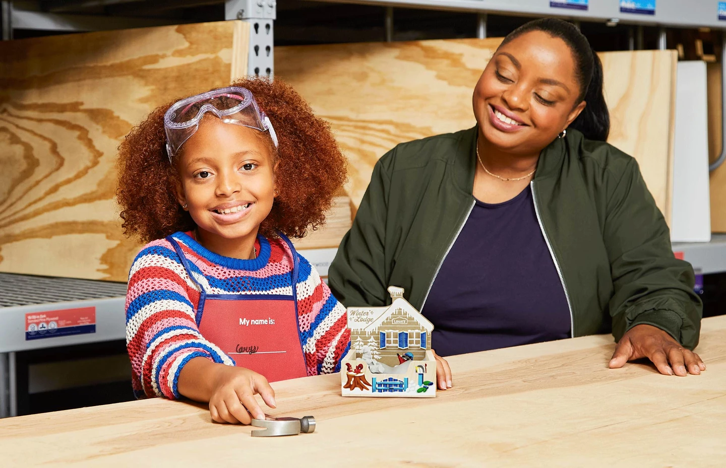 Lowe’s Winter Play Lodge 官方照片，儿童与成人展示冬季木屋成品