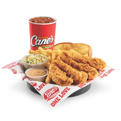 白底上的 Raising Cane’s The Box Combo 套餐：炸鸡条、波浪薯条、凉拌卷心菜、吐司、酱料和一杯饮料