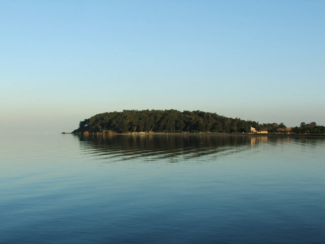 San Mateo 的 Coyote Point 岬角与海湾倒影