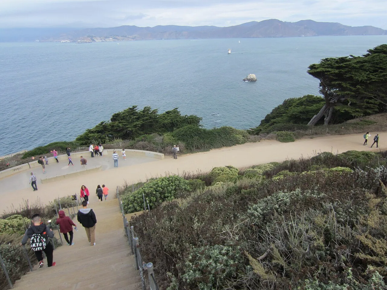 Lands End 海岸步道、阶梯与海湾景色