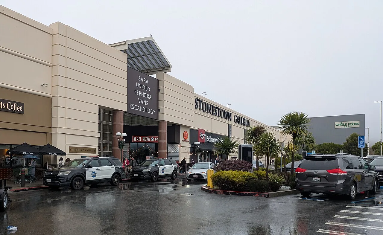 雨天的 Stonestown Galleria 商场外观与主入口